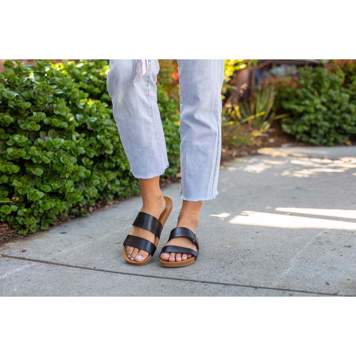 REEF Women&rsquo;s Cushion Vista Sandals Black/Natural 7, Black/Natural, bcf_hi-res