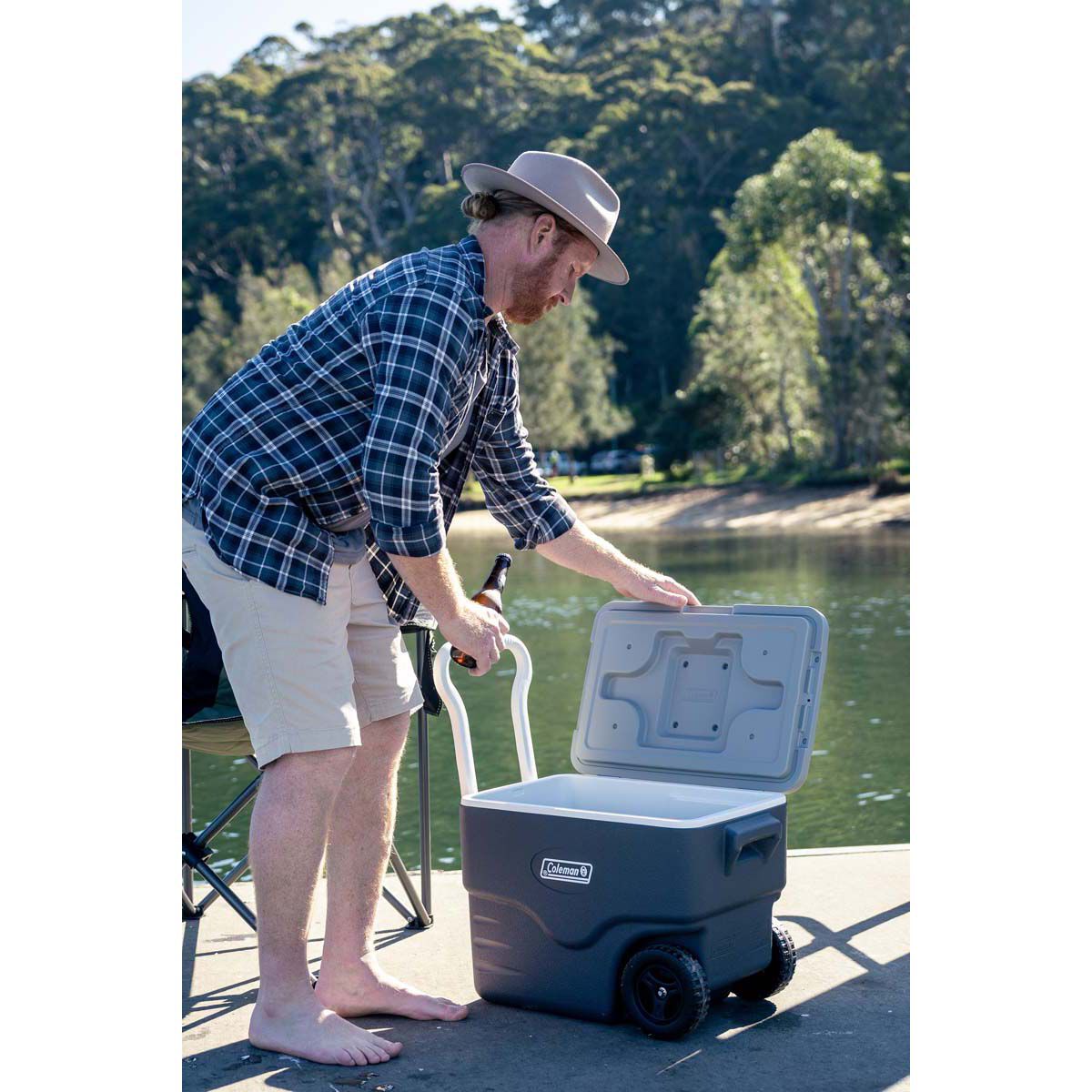 Coleman 38l wheeled cooler top