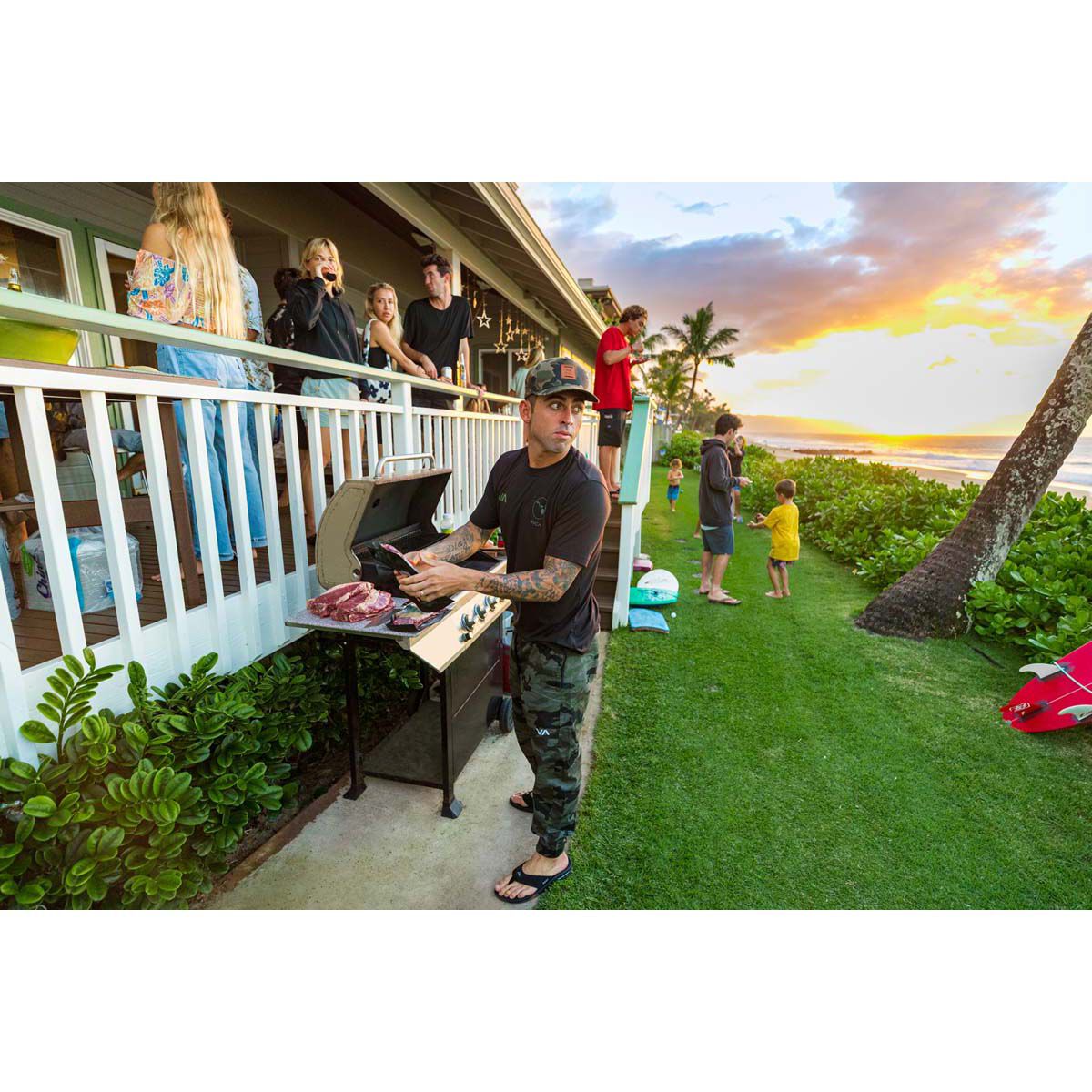 REEF Men&rsquo;s Fanning Thongs, Black/Silver, bcf_hi-res