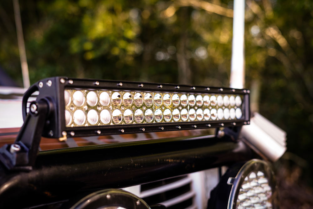 XTM LED 120W 21.5in Light Bar Mounted on Bull Bar