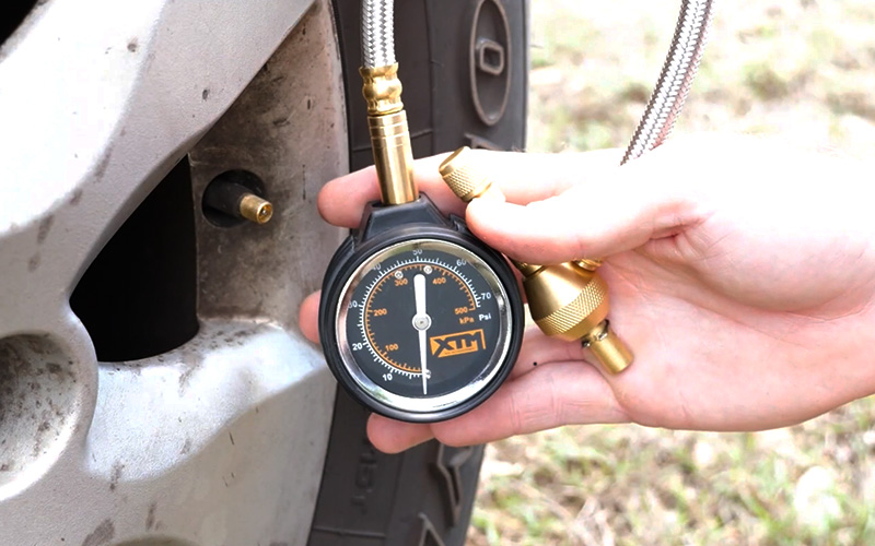 Tyre pressure gauge + deflator